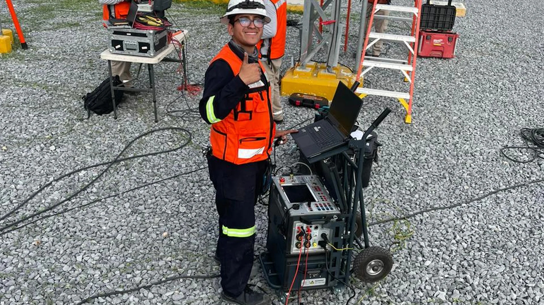Ingenieros de SESPIN Electric en campo