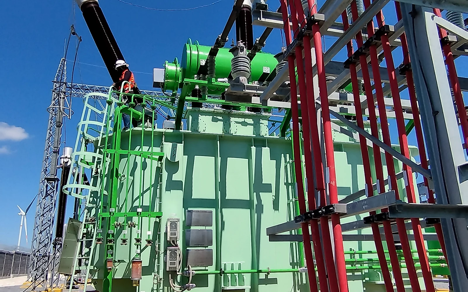 Equipo de subestación durante una inspección técnica